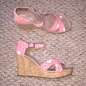 Coral patterned wedges